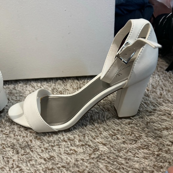 White sandals with thick block heel. Size 8 wide. Worn once. Great condition! - Picture 2 of 4